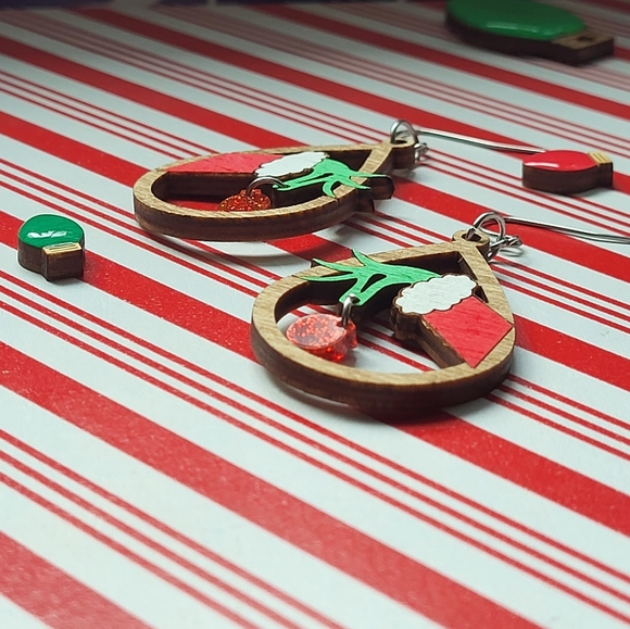 Grinch hand ornament earrings - Picture 6 of 9